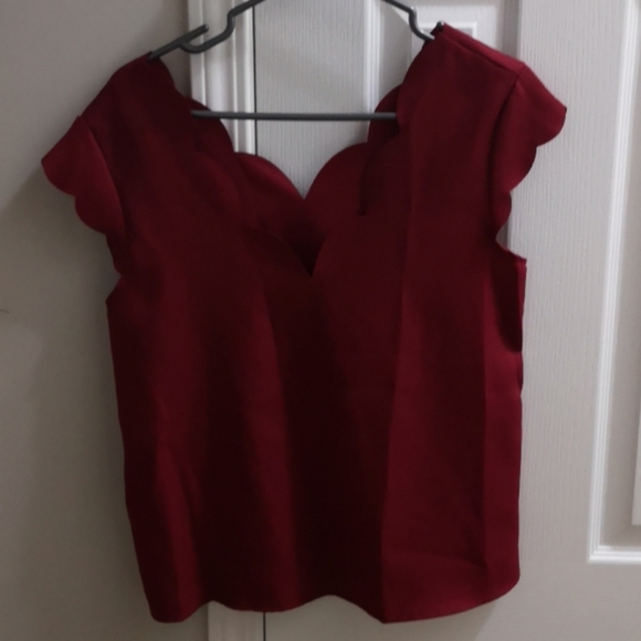 Scalloped Short Sleeve Top - Picture 2 of 3